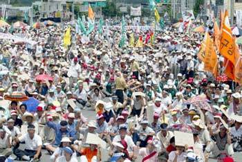 농민 1만여명이 경북 의성군 의성역 광장에서 한중 마늘협상을 규탄하는 궐기대회를 열고 있다.