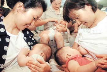 '난 엄마 젖 먹고 클래요''엄마 젖, 이보다 더 좋을 수 없다!' 세계모유주간을 맞아 지난달 31일 '청소년을 위한 내일여성센터'가 마련한 '모유수유 퍼포먼스'에서 어머니들이 아기에게 젖을 먹이고 있다. 연합