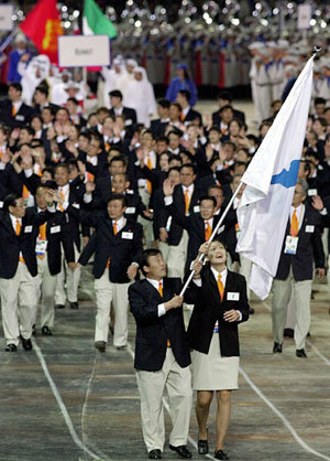 2000시드니올림픽 개막식에서 남북한 선수단이 한반도기를 앞세운 채 함께 입장하고 있다.