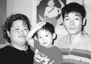 윤찬웅군(가운데) - 권재현기자