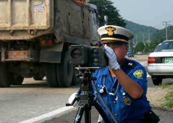 7번국도에서 과속차량을 단속중인 울산남부경찰서 직원 - 울산=정재락기자