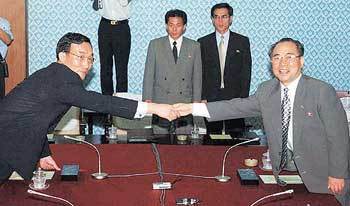 남측 이봉조 대표(왼쪽)과 북측 최성의 대표 - 금강산=사진공동취재단