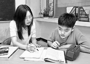 4일 대치동의 한 일대일 학원에서 교사가 학생을 가르치고 있다. - 박영대기자