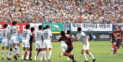 대전의 탁준석(오른쪽 앞)이 수원 선수들의 스크럼을 앞에 두고 프리킥을 하고 있다. 그러나 이 프리킥은 골로 연결되지 않았다. 연합