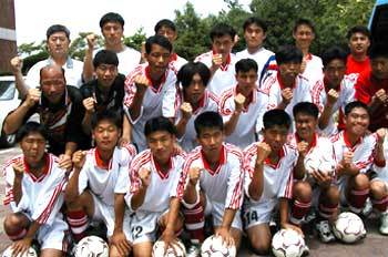 합숙훈련을 마친 한국 정신장애인 월드컵 축구대회 출전 선수단. 맨 뒷줄 왼쪽이 박기용 단장. - 경산=이권효기자