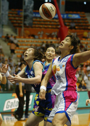 신세계 정선민(왼쪽)과 삼성 김계령의 리바운드 다툼.