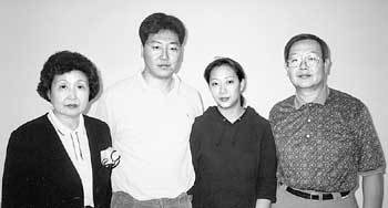 미국 항공우주학회 최고논문상을 수상한 김종우 박사(왼쪽에서 두번째)와 가족.