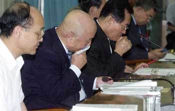 역사 전문가들이 이상주 교육인적자원부 장관과 최근 논란이 된 근현대사 교과서 문제와 관련한 간담회를 갖고 있다. - 신석교기자