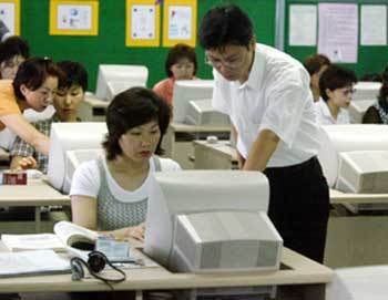 인터넷 검색법 등을 배우고 있는 학부모들 - 원대연기자