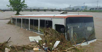 안성시 안성천 주변 불어난 물에 휩쓰려 강물에 떠내려가는 버스
