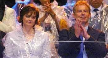 4일 영국 맨체스터에서 열린 영연방 대회 폐막식에 참석한 토니 블레어 영국총리(오른쪽)와 부인 셰리 여사. 셰리여사는 이틀 뒤인 6일 유산했다. - 맨체스터AP연합