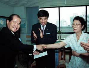 정진녀씨(오른쪽)가 강근호 군산시장에게 장학금을 전달하고 있다. - 사진제공 군산시