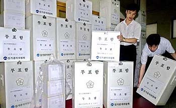 투표함 이송   신석교기자 tjrry@donga.com