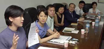 동아일보 제2기 수도권 독자위원회 4차 회의. 왼쪽부터 이지윤 유영미 최항서 김민숙 강지원 안상욱 하희선 독자위원