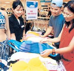 신세계백화점 영등포점은 15일까지 ‘여름상품 최종가전’을 열고 다양한 여름상품을 20∼30% 할인된 가격에 팔고 있다. 사진제공 신세계백화점