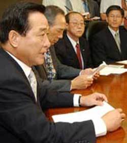 한나라당 서청원 대표(왼쪽)가 8일 주요당직자회의를 주재하고 있다. -서영수기자