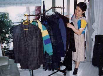 비 때문에 집안 곳곳이 눅눅해지면 옷장에 있는 의류 등을 꺼내 말리고 곰팡이를 제거하는 것이 좋다. - 동아일보 자료사진