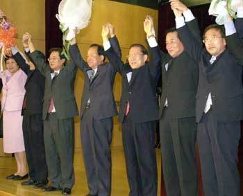 한나라당 이회창후보(가운데)가 서청원 대표, 8·8재·보선 당선자 및 최고위원들과 함께 손을들어보이고 있다. - 서영수기자