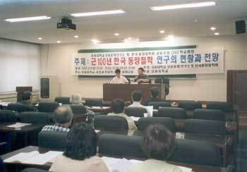 한국동양철학회 하계학술대회에서는 남북한 동양철학 연구방법의 통일을 모색했다. 호서대 김교빈(왼쪽), 건국대 정상봉 교수가 발표하고 있다.(사진제공 동양철학회)