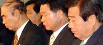 민주당 한화갑 대표(가운데)와 김영배 상임고문, 한광옥 최고위원등이 무거운 표정으로 회의자료를 보고있다.