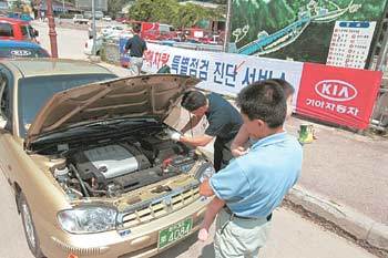 수해로 고장난 자동차를 자동차회사 직원이 점검하고 있다. 사진제공 기아자동차