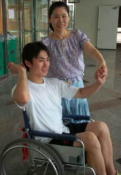 박인숙 교수(오른쪽)가 휠체어 댄스의 한 동작을 보여주고 있다. - 천안=지명훈기자