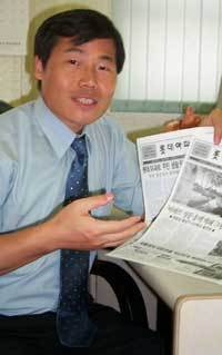 이문희씨가 아파트 신문인 '롯데아파트 소식'의 제작취지와 방법에 대해 설명하고 있다. - 대전=지명훈기자