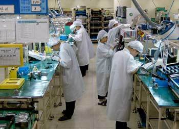 올 들어 아날로그 카메라 생산라인을 모두 중국 톈진으로 옮기고 디지털 제품 생산라인으로 변모한 삼성테크윈 창원공장에서 근로자들이 작업하고 있다. /사진제공 삼성테크윈