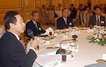 장대환 국무총리서리가 12일 낮 청와대 영빈관에서 열린 시민사회단체 대표 초청 오찬에서 인사말을 하고 있다. - 청와대사진기자단