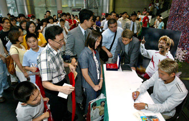 “친구들에 자랑할래요” 동아일보사가 주최하는 ‘오! 필승코리아-2002 감동의 순간’ 사진전을 관람한 어린이 축구팬이 12일 서울 종로구 세종로 동아일보사 로비에서 열린 이천수 선수 사인회에서 이천수로부터 직접 사인을 받은 뒤 기쁨을 감추지 못하고 있다. 이훈구기자