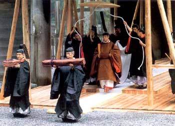 일본 천황(뒷줄 가운데)과 신료들이 ‘이세신궁’에서 제사를 마치고 걸어나오고 있다.(사진제공 EBS)