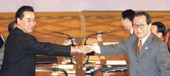 북측 김영성 단장(왼쪽)과 남측 정세현 수석대표가 회담 성과를 다짐하며 악수를 하고 있다. - 사진공동취재단