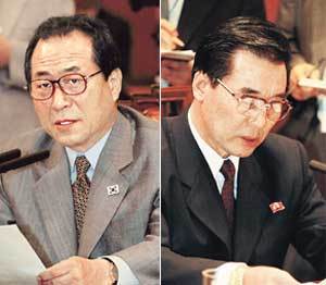 제7차 남북장관급회담 남측 대표인 정세현 통일부장관(왼쪽)과 북측 김영성 단장이 공동보도문을 발표하고 있다. - 사진공동취재단