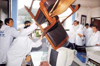 침수로 고통을 당하고 있는 경남 김해시 한림면 주민 60여명이 당국의 미흡한 대처로 막대한 손실을 입었다며 기물을 부스는 등 항의하고 있다. - 김해연합