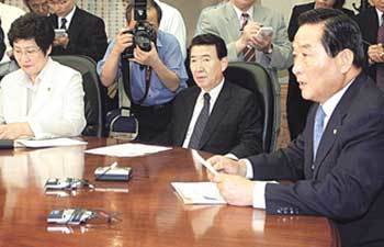 한나라당 서청원 대표(오른쪽)가 14일 최고위원회의에서 민주당의 신당추진과 병역비리 의혹 공세를 비판하고 있다. - 박경모기자