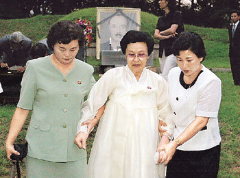여원구 의장이 서울 강북구 우이동에 있는 부친 몽양 여운형 선생의 묘에 참배하고 있다.