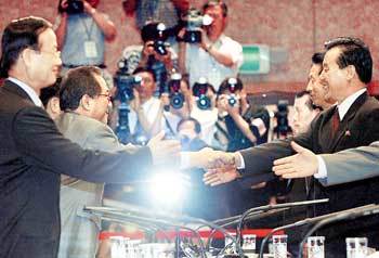 제7차 남북장관급회담 공동보도문 발표에 앞서 열린 전체회의에서 양측 대표단이 악수를 나누며 마무리하고 있다. - 사진공동취재단