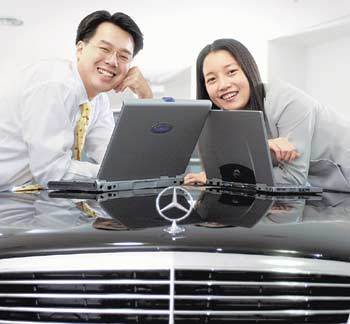 벤츠의 핵심인력 양성 프로그램을 이수하고 있는 김도영씨와 이정란씨, ‘가까운 미래의 리더’를 꿈꾸고 있다. /전영한기자 scoopjyh@donga.com
