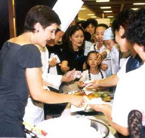 조선호텔은 2000년 여름 신세계백화점 서울본점에 프랑스산 고급 베이커리 브랜드인 ‘달로와요’ 매장을 열었다. 매장 오픈행사에서 프랑스 출신의 방송인 이다도시(왼쪽)가 빵을 나눠주고 있다. 사진제공 웨스틴조선호텔