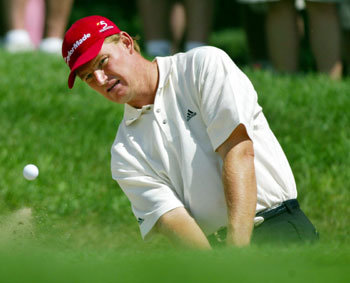 남아공의 어니 엘스가 연습라운드에서 1번홀 벙커를 탈출하고 있다.