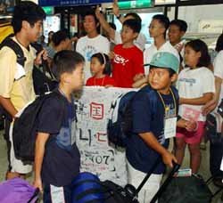 광복절인 15일 부산국제여객터미널을 통해 입국해 처음으로 한국 땅을 밟은 재일조선인총연합회 소속 학생들 - 부산연합
