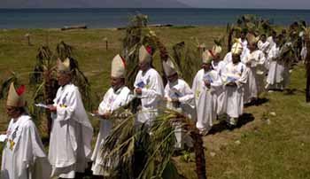 미주지역의 가톨릭 사제들이 14일 온두라스의 트루히요 해변에서 미사를 거행하고 있다. - 테구시갈파AP연합