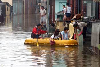 경남 김해시 한림면 장방리 마을 주민들이 고무보트를 이용해 이동하고 있다. - 부산=최재호기자