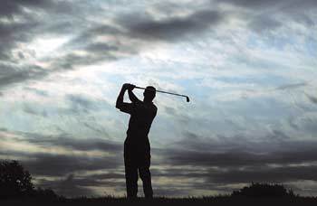 ‘골프 황제’ 타이거 우즈가 먹구름이 낮게 드리워져 있는 1라운드 10번홀 티잉그라운드에서 아이언으로 티오프하고 있다. 우즈는 티샷을 한 뒤 번개 경보가 내려져 경기를 중단해야 했다. 채스카AP연합