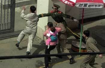 5월 선양 주재 일본총영사관에 길수군 친척 5명이 진입하는 모습- 동아일보 자료사진