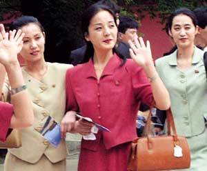 16일 8·15 민족통일대회에 참가한 북한 공연단이 창덕궁을 관람하고 나오던 중 환영하는 시민들에게 손을 흔들어 보이고 있다. - 사진공동취재단