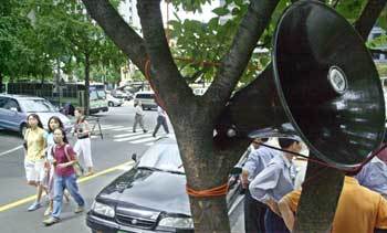 서울 중구 다동의 한 시위현장 가로수에 시위 주최측이 매달이 놓은 확성기 - 신석교기자
