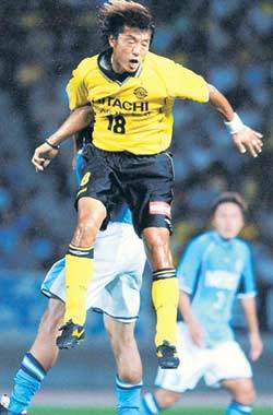 ‘J리그 안녕.’ 17일 열린 일본프로축구 주빌로 이와타와의 경기에서 J리그 고별전을 가진 ‘황새’ 황선홍(가시와 레이솔)이 상대 수비를 등지고 뛰어오르며 헤딩슛을 날리고 있다. 가시와AP연합