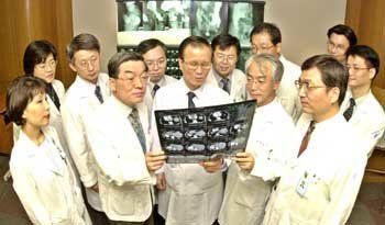 연세대 대장암치료팀이 대장암 환자의 MRI 사진을 살펴보고 있다. 뒷줄 맨 왼쪽이 라선영 교수, 그 앞이 성진실 교수. 사진을 들고 있는 사람 중 왼쪽부터 노재경, 민진식, 김원호 교수이고 그 오른쪽이 김남규 교수다.  권주훈기자 kjh@donga.com