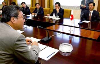 북일적십자회담에서 히가시우라 히로시 일본측 대표단장(왼쪽)이 이호림 단장(오른쪽) 등 북측 대표단과 남북일본인문제 등 현안을 논의하고 있다. - 평양AP연합